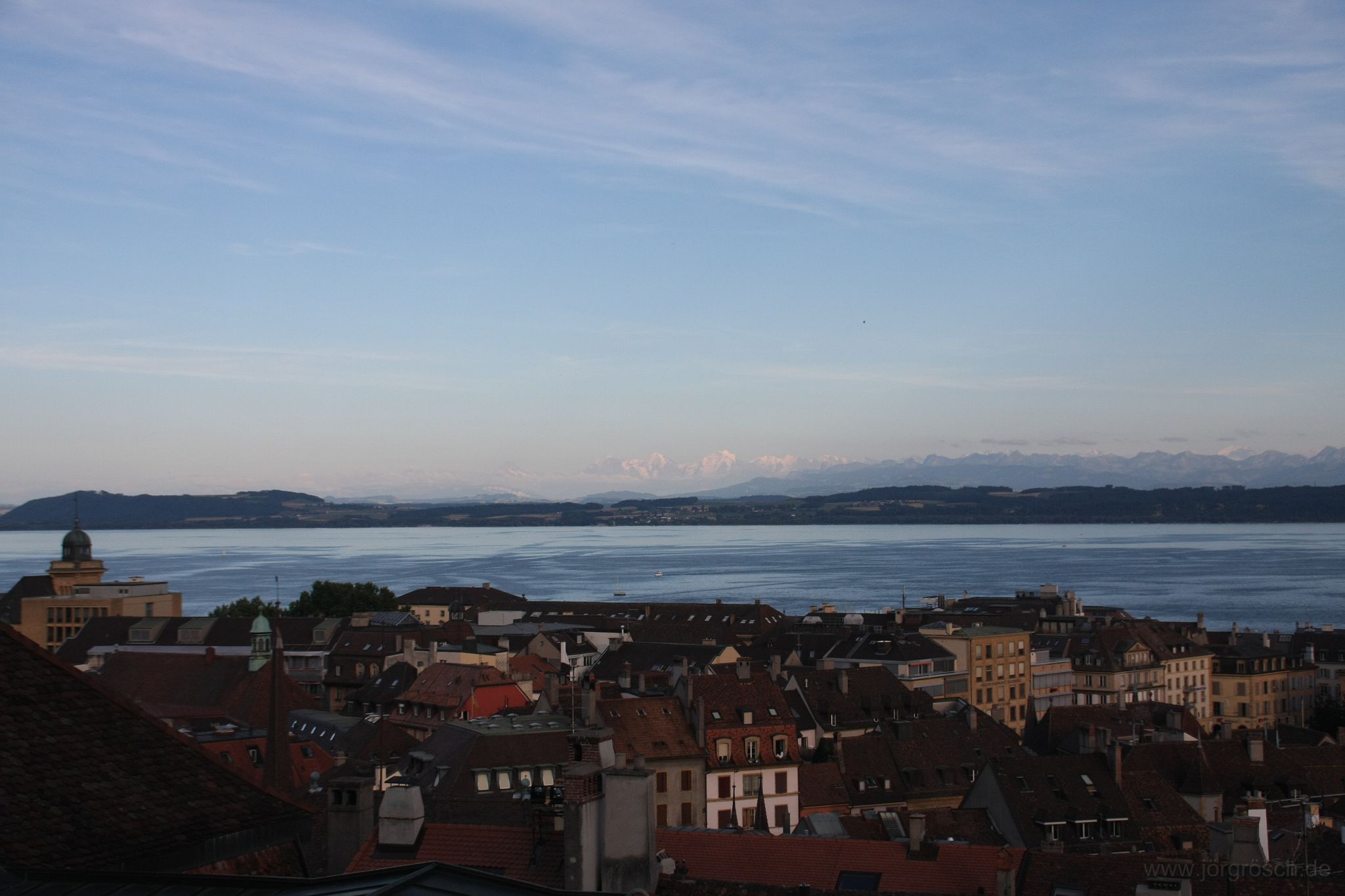 20080809 neuchatel.jpg - Neuchâtel mit Bergen